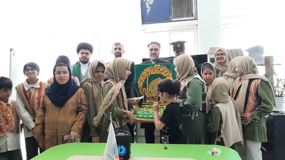 فیلم|  حضور کاروان زیر سایه خورشید در جمع کم بینایان و نابینایان کاشان