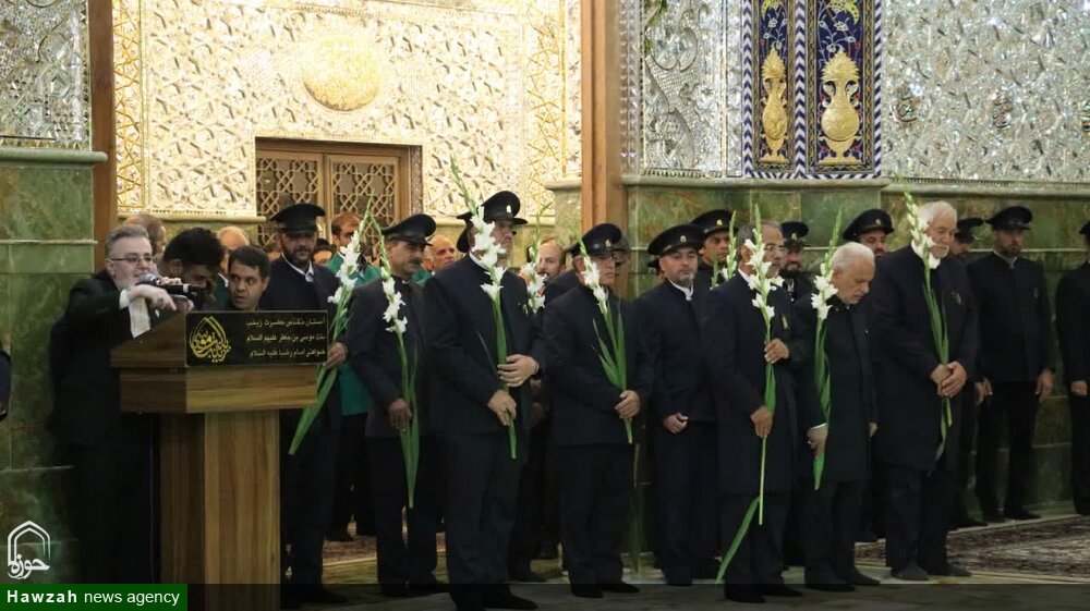 تصاویر/ مراسم آئینی گلباران در جمع خادمین حرم خواهر امام رضا(ع)