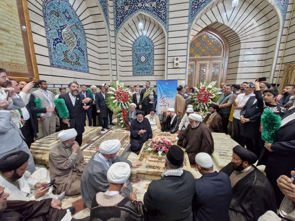 تشرف مهمانان همایش یکصدمین سالگشت بازتأسیس حوزه علمیه قم به حرم مطهر حضرت معصومه(س) + فیلم