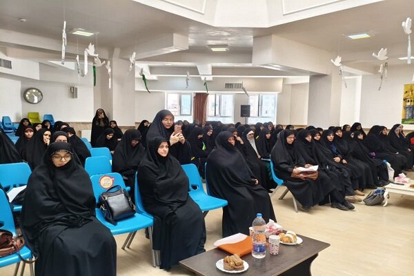 بانوان طلبه با تسلط بر تحولات فکری نقش هدایتگری خود را ایفا کنند+ عکس