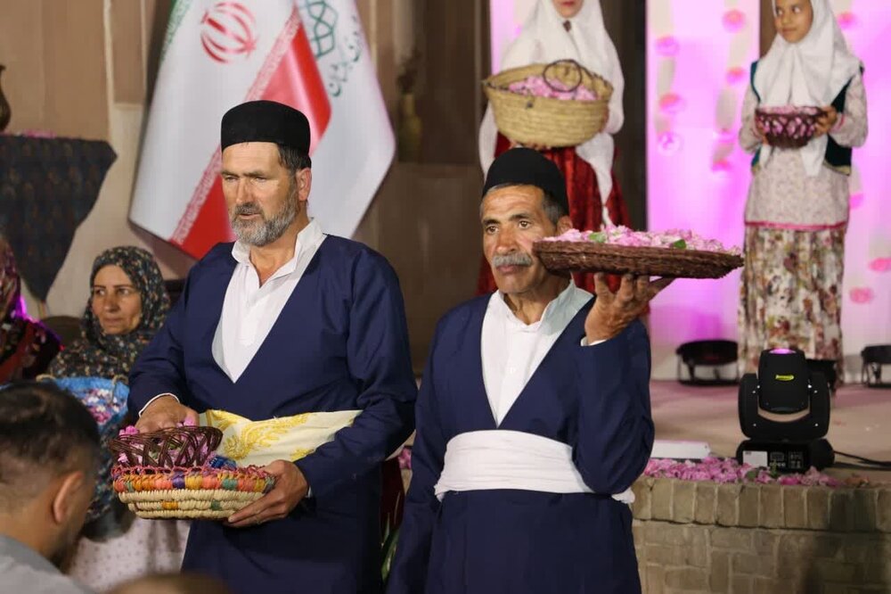 آیین ملی گل‌غلتان در خانه تاریخی آل یاسین کاشان برگزار شد+عکس