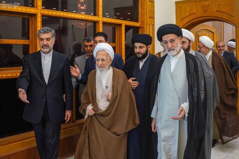 الأمين العام للعتبة العلوية المقدسة يلتقي المرجع الديني سماحة الشيخ جوادي الآملي