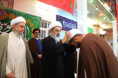 تصاویر / مراسم عمامه گذاری طلاب توسط آیت الله فاضل لنکرانی در روز میلاد امام رضا (ع)
