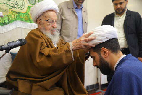 تصاویر / مراسم عمامه گذاری طلاب در روز میلاد امام رضا (ع)  توسط آیت الله العظمی مکارم شیرازی