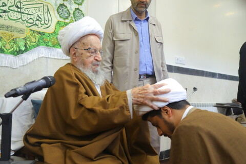 تصاویر / مراسم عمامه گذاری طلاب در روز میلاد امام رضا (ع)  توسط آیت الله العظمی مکارم شیرازی