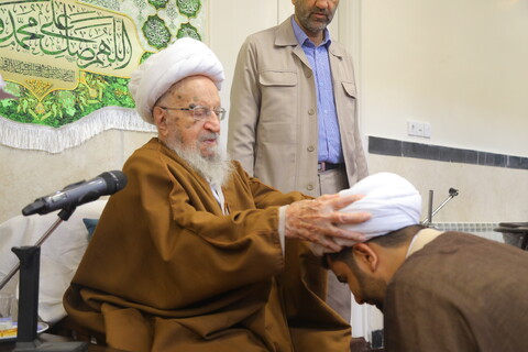 تصاویر / مراسم عمامه گذاری طلاب در روز میلاد امام رضا (ع)  توسط آیت الله العظمی مکارم شیرازی