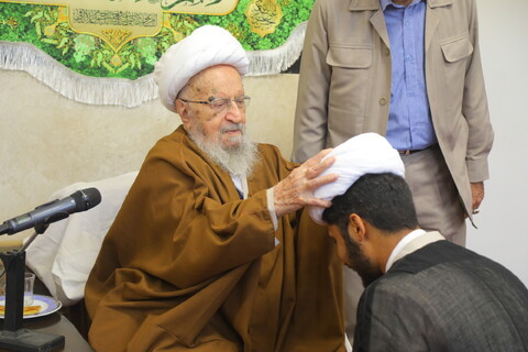 تصاویر / مراسم عمامه گذاری طلاب در روز میلاد امام رضا (ع)  توسط آیت الله العظمی مکارم شیرازی