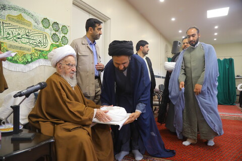 تصاویر / مراسم عمامه گذاری طلاب در روز میلاد امام رضا (ع)  توسط آیت الله العظمی مکارم شیرازی
