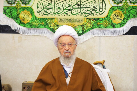 تصاویر / مراسم عمامه گذاری طلاب در روز میلاد امام رضا (ع)  توسط آیت الله العظمی مکارم شیرازی