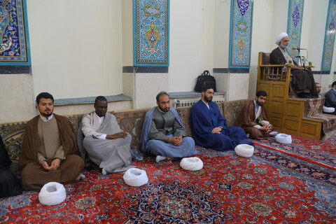 تصاویر / مراسم عمامه گذاری طلاب در روز میلاد امام رضا (ع)  توسط آیت الله العظمی مکارم شیرازی