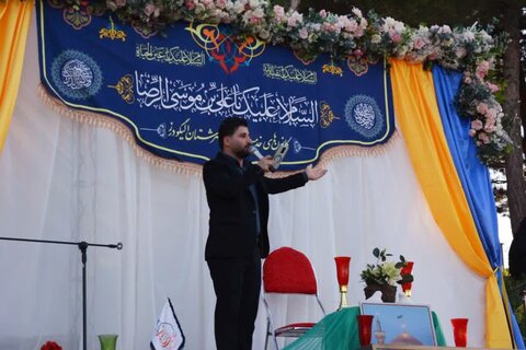 تصاویر جشن خانوادگی ولادت با سعادت امام رضا(ع) در میدان امام حسین(ع) الیگودرز