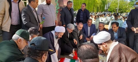 تصاویر/ مراسم غبار روبی و عطر افشانی مزار شهداء شهر اسکو