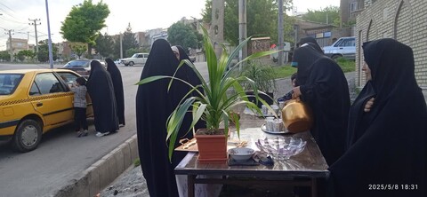تصاویر/ برپایی ایستگاه صلواتی  به مناسبت میلاد امام رضا (ع) در حوزه علمیه خواهران مراغه