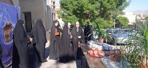 تصاویر/ برپایی ایستگاه صلواتی  به مناسبت میلاد امام رضا (ع) در حوزه علمیه خواهران مراغه
