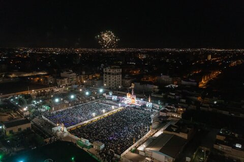 تصاویر/ اهتزاز پرچم رضوی در اجتماع هزاران نفری مردم یزد