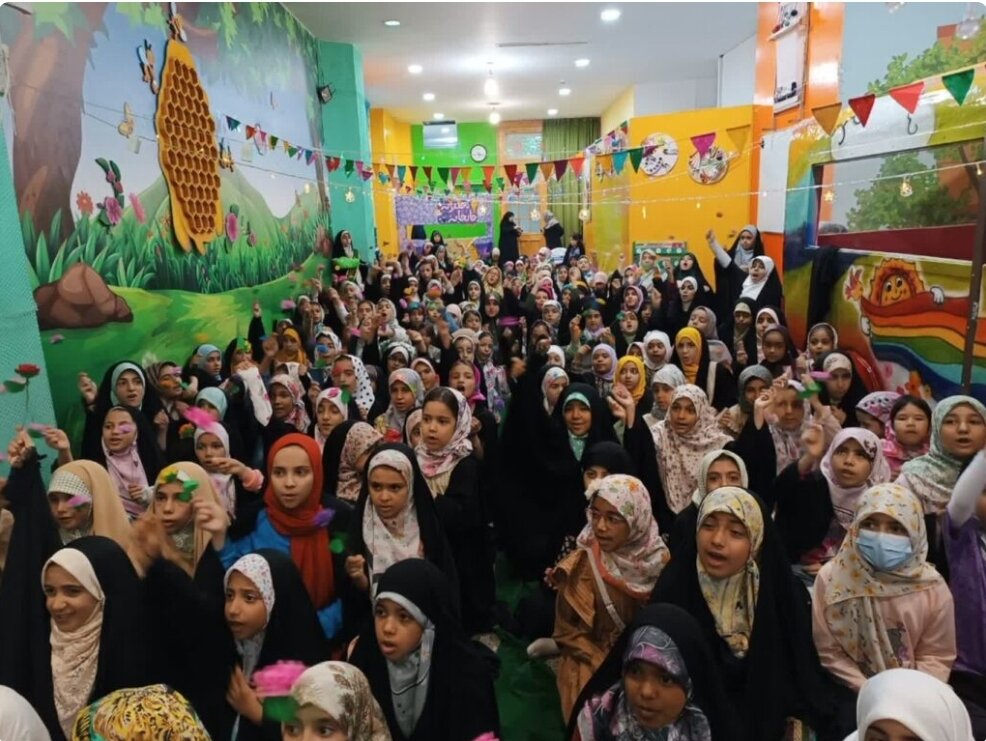 جشن تولد امام رضا(ع) با حضور کودکان در حرم بانوی کرامت