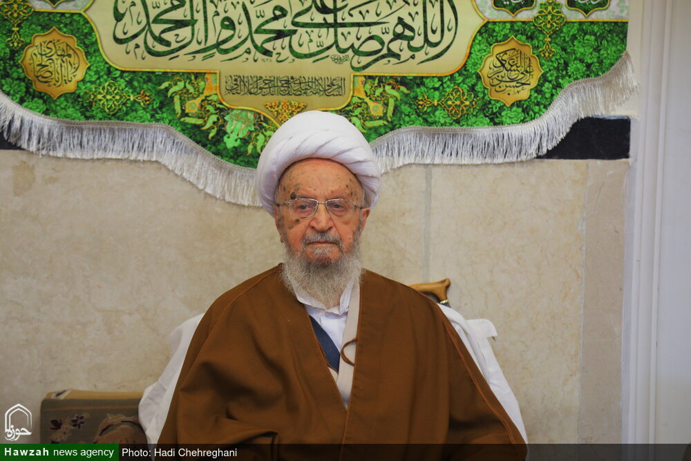 تصاویر / مراسم عمامه گذاری طلاب در روز میلاد امام رضا (ع)  توسط آیت الله العظمی مکارم شیرازی