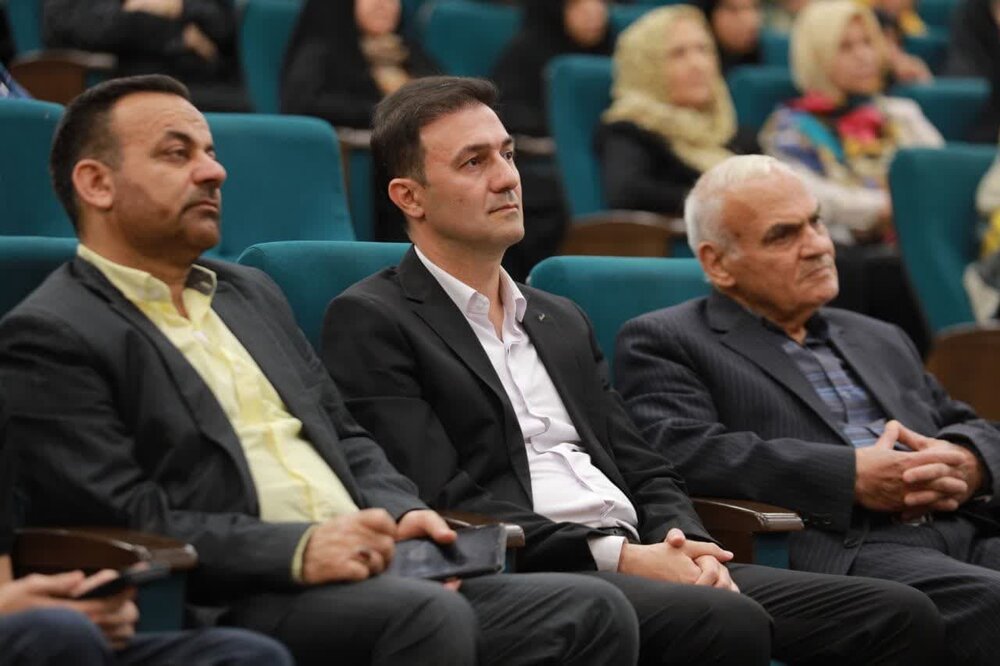 پیشکسوتان آموزش و پرورش کاشان در برنامه «آیه‌های روشنی» تقدیر شدند+عکس