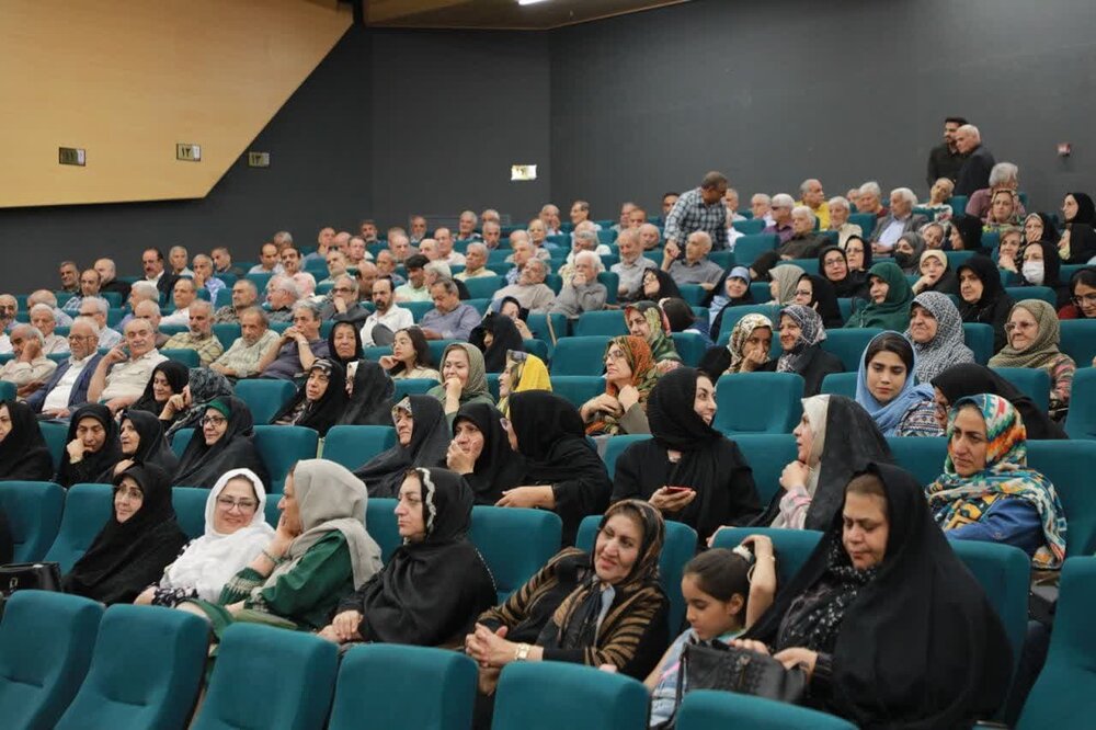 پیشکسوتان آموزش و پرورش کاشان در برنامه «آیه‌های روشنی» تقدیر شدند+عکس