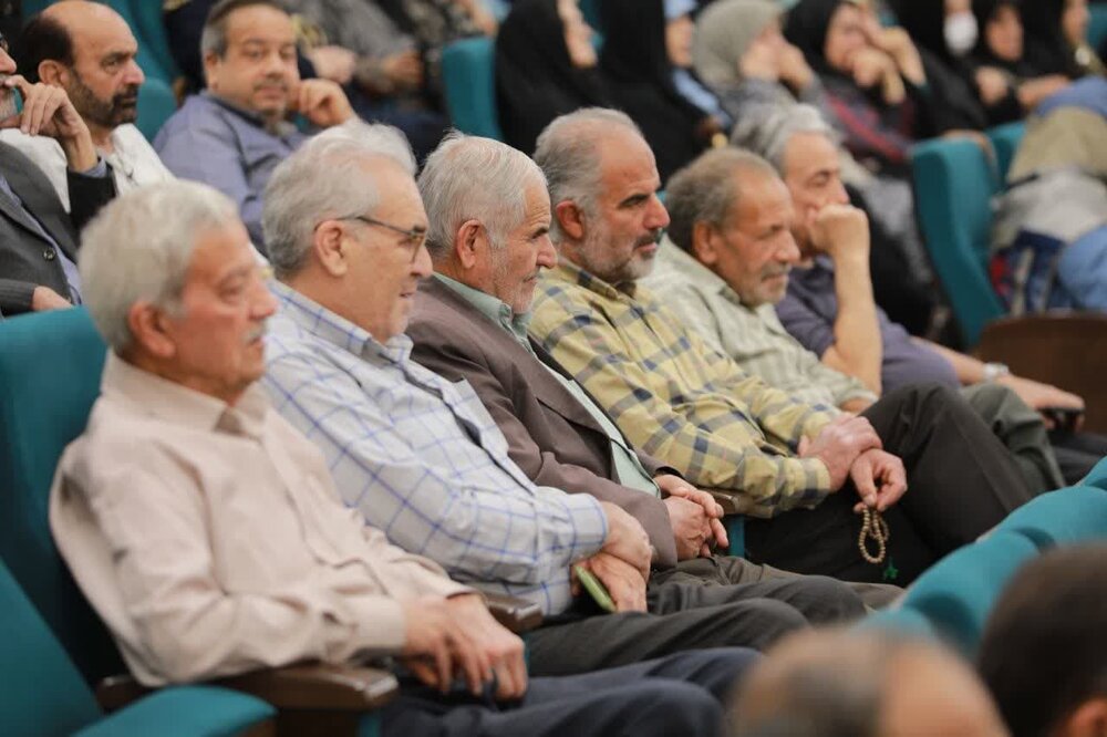 پیشکسوتان آموزش و پرورش کاشان در برنامه «آیههای روشنی» تقدیر شدند+عکس