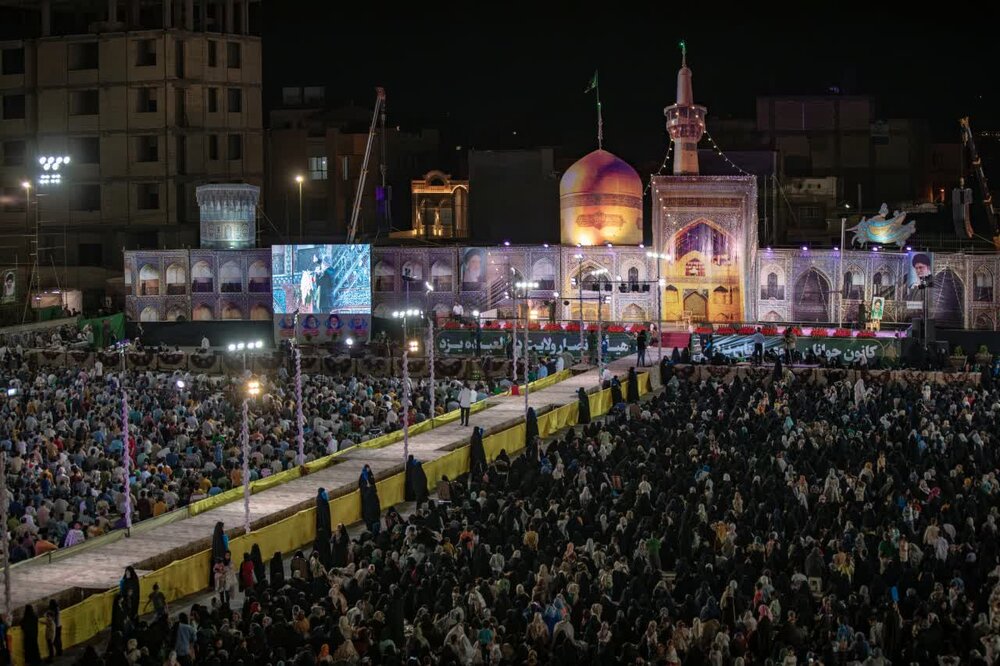 تصاویر/ اهتزاز پرچم رضوی در اجتماع هزاران نفری مردم یزد