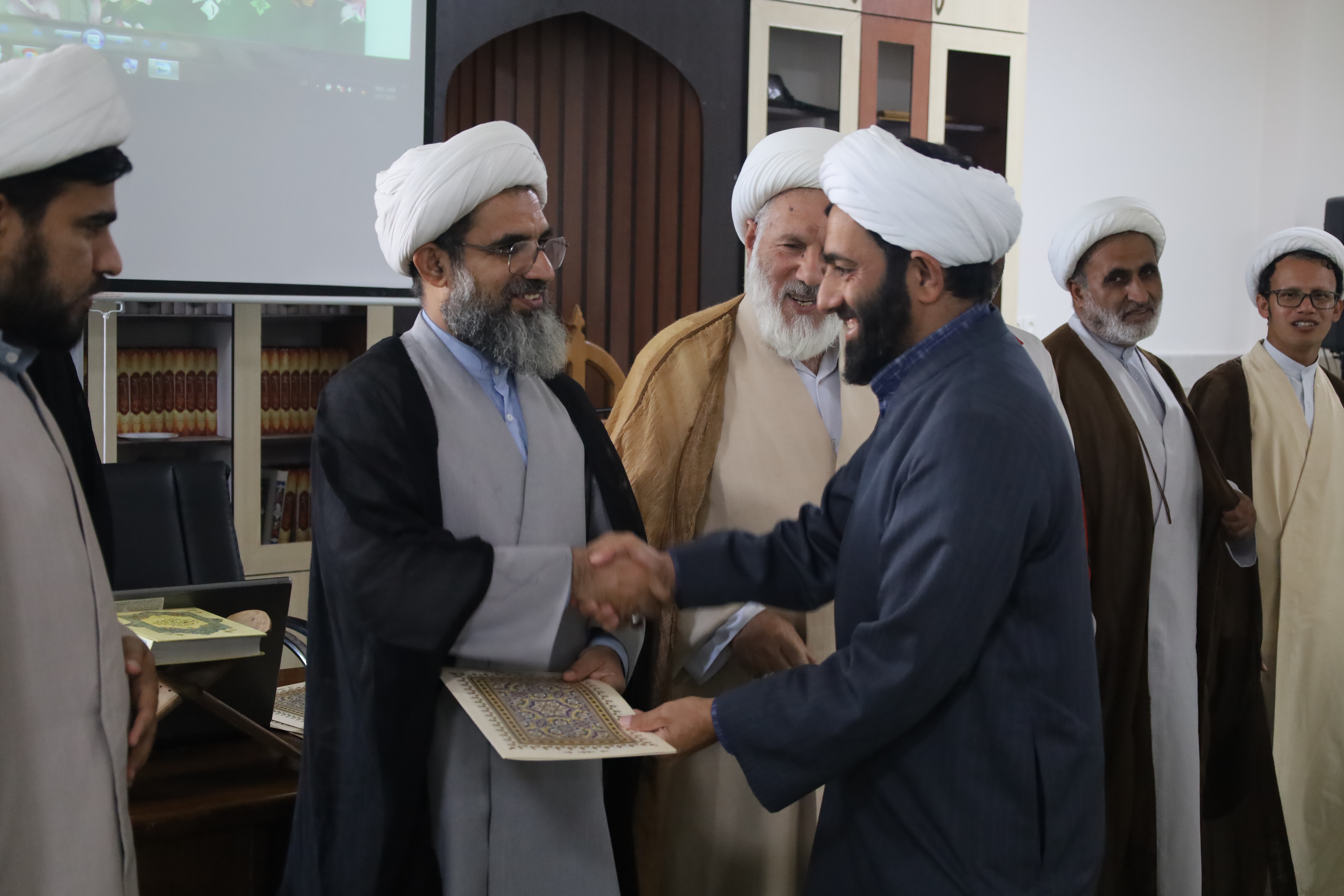 تصاویر/ تجلیل از اساتید مدرسه علمیه النبی  (ص) بندرعباس به مناسبت روز معلم