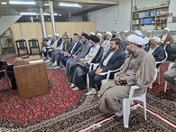 فیلم | مولود خوانی ذاکر اهل بیت (ع) در جشن میلاد امام رضا(ع) حضور امام جمعه کاشان