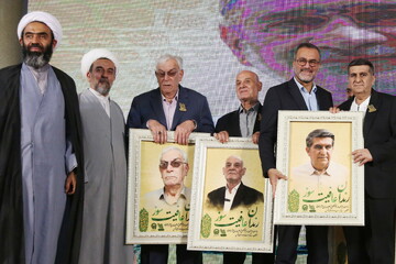 تصاویر / تجلیل از هنرمندان حرم رضوی در اصفهان