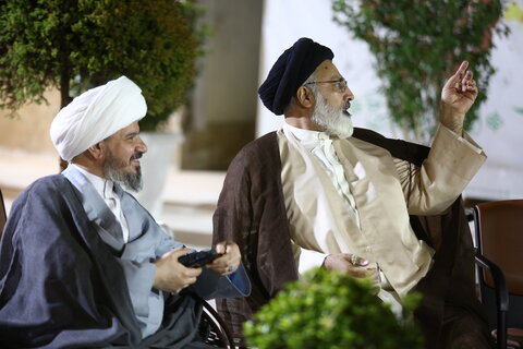 تصاویر/ دیدار صمیمی مسئولان ستاد برگزاری همایش یکصدمین سالگشت بازتأسیس حوزه علمیه قم با مهمانان خارجی همایش