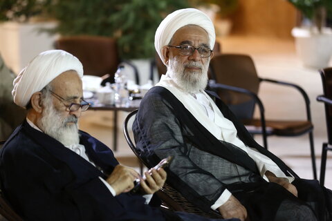 تصاویر/ دیدار صمیمی مسئولان ستاد برگزاری همایش یکصدمین سالگشت بازتأسیس حوزه علمیه قم با مهمانان خارجی همایش