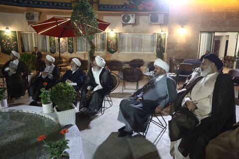 تصاویر/ دیدار صمیمی مسئولان ستاد برگزاری همایش یکصدمین سالگشت بازتأسیس حوزه علمیه قم با مهمانان خارجی همایش