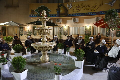 تصاویر/ دیدار صمیمی مسئولان ستاد برگزاری همایش یکصدمین سالگشت بازتأسیس حوزه علمیه قم با مهمانان خارجی همایش