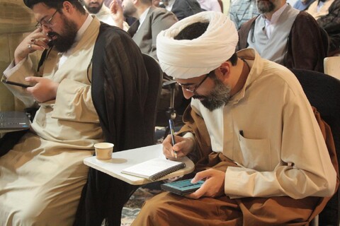 نشست تبیینی پیام رهبری در مرکز فقهی