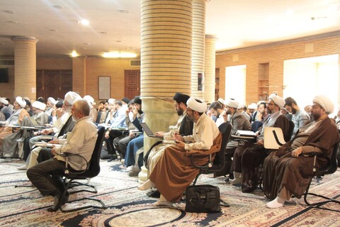 نشست تبیینی پیام رهبری در مرکز فقهی