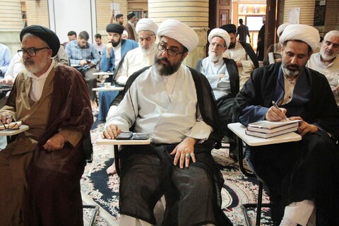 نشست تبیینی پیام رهبری در مرکز فقهی