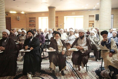 نشست تبیینی پیام رهبری در مرکز فقهی