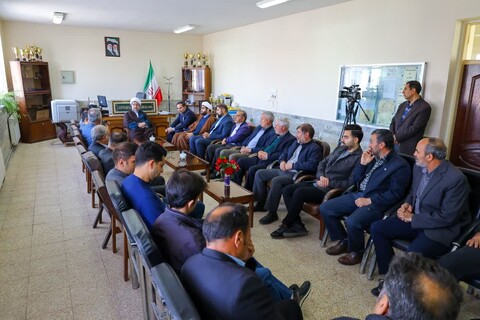 تصاویر | دیدار نماینده ولی فقیه در آذربایجان شرقی با معلمان و دانش‌آموزان مدرسه دوران ابتدایی خود به مناسبت هفته معلم