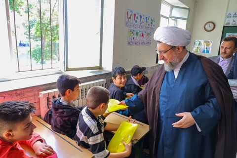 تصاویر | دیدار نماینده ولی فقیه در آذربایجان شرقی با معلمان و دانش‌آموزان مدرسه دوران ابتدایی خود به مناسبت هفته معلم
