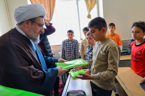 تصاویر | دیدار نماینده ولی فقیه در آذربایجان شرقی با معلمان و دانش‌آموزان مدرسه دوران ابتدایی خود به مناسبت هفته معلم