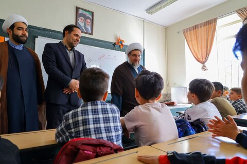 تصاویر | دیدار نماینده ولی فقیه در آذربایجان شرقی با معلمان و دانش‌آموزان مدرسه دوران ابتدایی خود به مناسبت هفته معلم