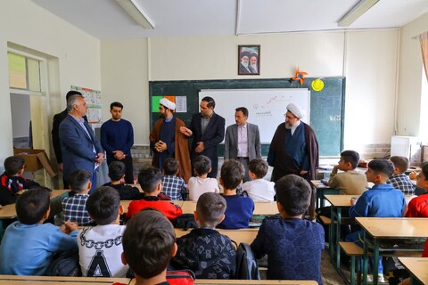 تصاویر | دیدار نماینده ولی فقیه در آذربایجان شرقی با معلمان و دانش‌آموزان مدرسه دوران ابتدایی خود به مناسبت هفته معلم