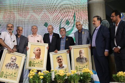 تصاویر / تجلیل از هنرمندان حرم رضوی در اصفهان