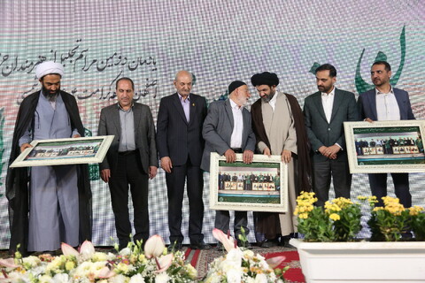 تصاویر / تجلیل از هنرمندان حرم رضوی در اصفهان