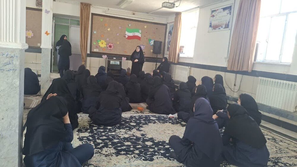 حضور مبلغین مدرسه علمیه فاطمیه محلات در مدرسه شهید حسن انصاری/ دعوت به سربازی امام زمان(عج)