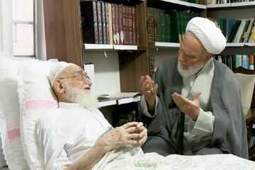 عیادت رئیس دفتر رهبر معظم انقلاب در قم از آیت‌الله العظمی نوری‌همدانی