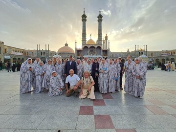 حضور گردشگران لهستانی در حرم بانوی کرامت