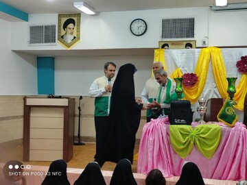 حال و هوای معنوی در مدرسه علمیه حضرت زهرا(س) میبد با حضور خدام رضوی در جشن مادر دختری
