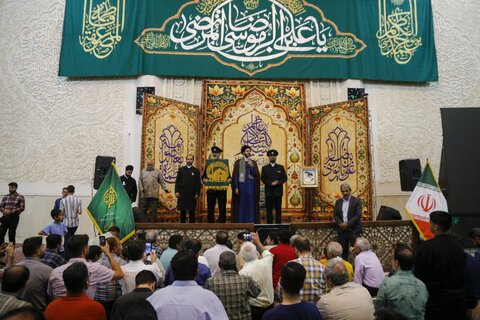 تصاویر| زائران حرم مطهر شاهچراغ(ع) میزبان پرچم حرم امام رضا(ع) شدند