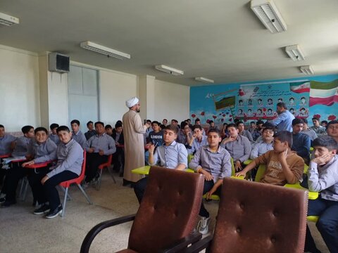 تصاویر/ حضور اساتید حوزه علمیه شاهین‌دژ در مدارس آموزش و پرورش