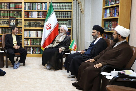 تصاویر/ دیدار شهاب عمر با آیت الله اعرافی